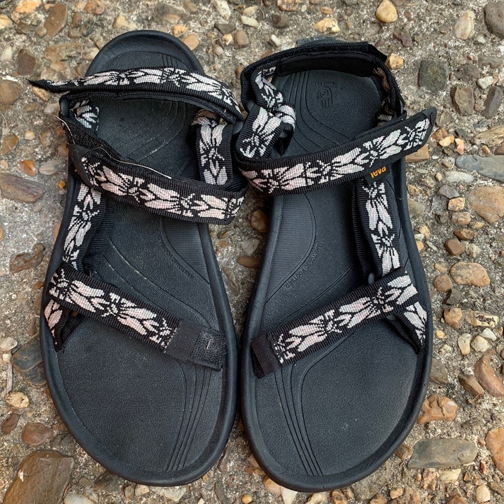 Teva Flower Print Sandals.  Woman’s 11